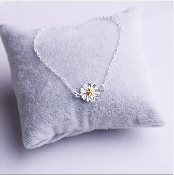 Chic Silver Daisy Bracelet