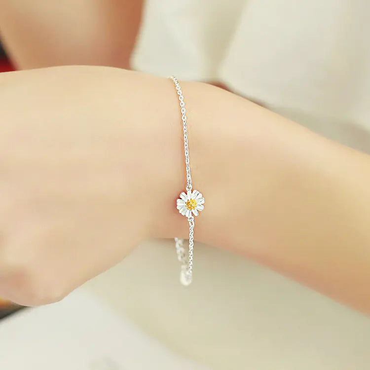 Chic Silver Daisy Bracelet