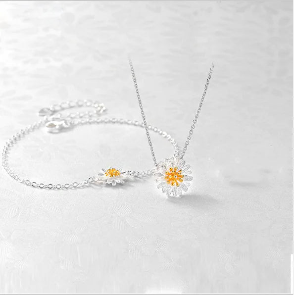 Chic Silver Daisy Bracelet
