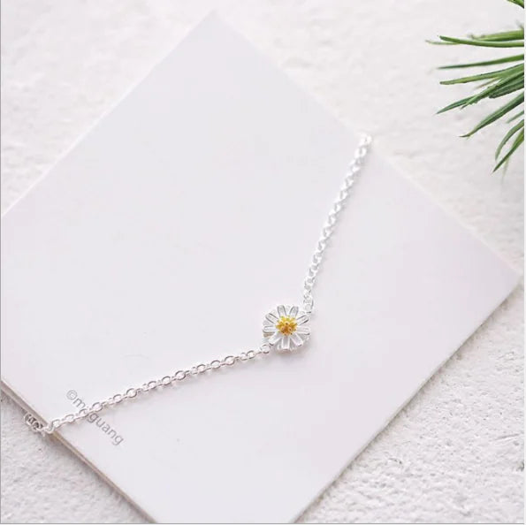 Chic Silver Daisy Bracelet