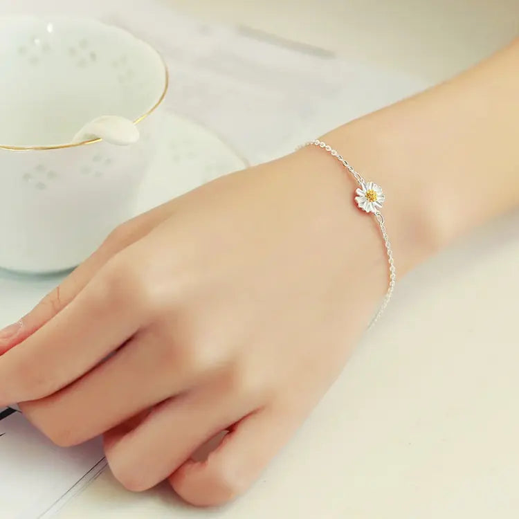 Chic Silver Daisy Bracelet